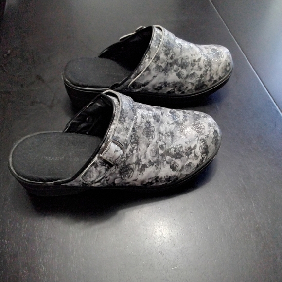 Flowered Clog, Slip On, Mule, Sparkly Size 7 - Picture 4 of 6